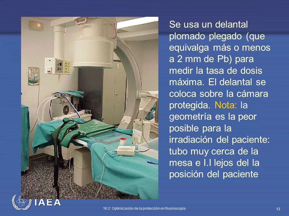 Se usa un delantal plomado plegado (que equivalga más o menos a 2 mm de Pb) para medir la tasa de dosis máxima.