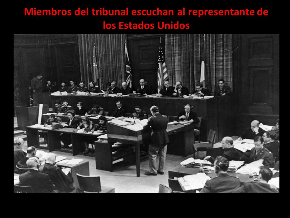 Miembros del tribunal escuchan al representante de los Estados Unidos