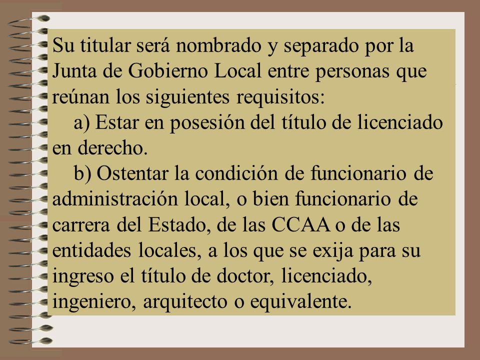 Su titular será nombrado y separado por la Junta de Gobierno Local entre personas que reúnan los siguientes requisitos: