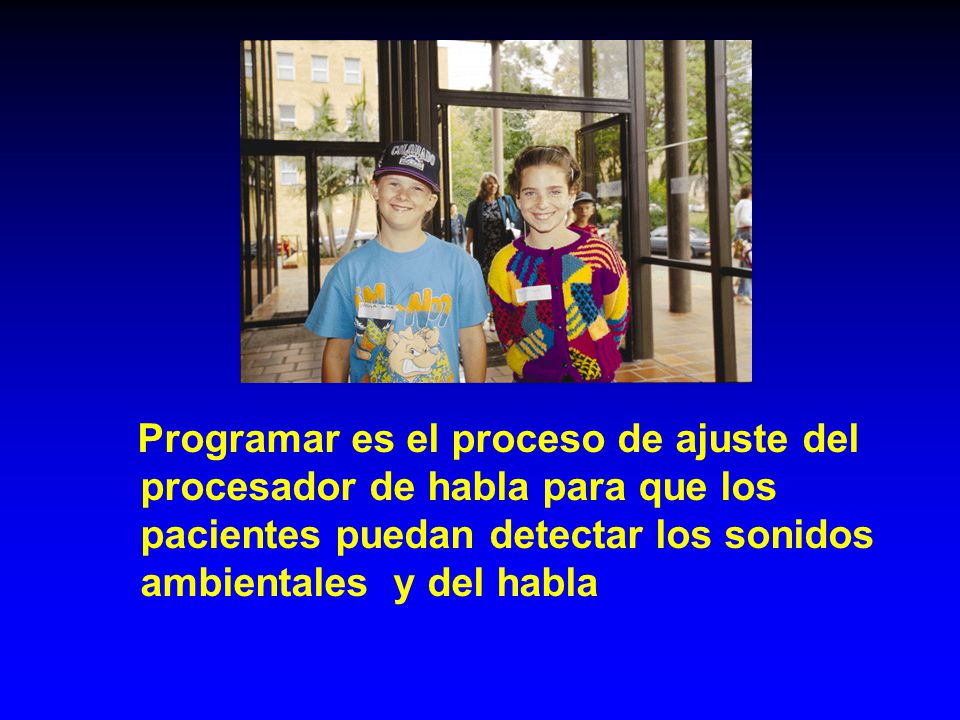 Programar es el proceso de ajuste del procesador de habla para que los pacientes puedan detectar los sonidos ambientales y del habla