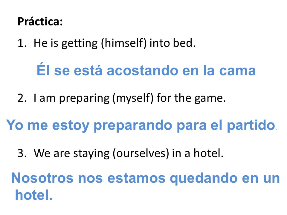 Él se está acostando en la cama