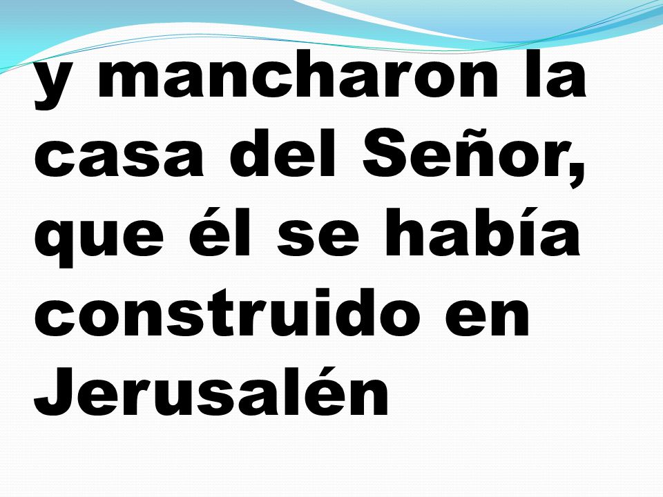 y mancharon la casa del Señor, que él se había construido en Jerusalén