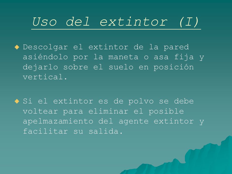 Uso del extintor (I) Descolgar el extintor de la pared asiéndolo por la maneta o asa fija y dejarlo sobre el suelo en posición vertical.