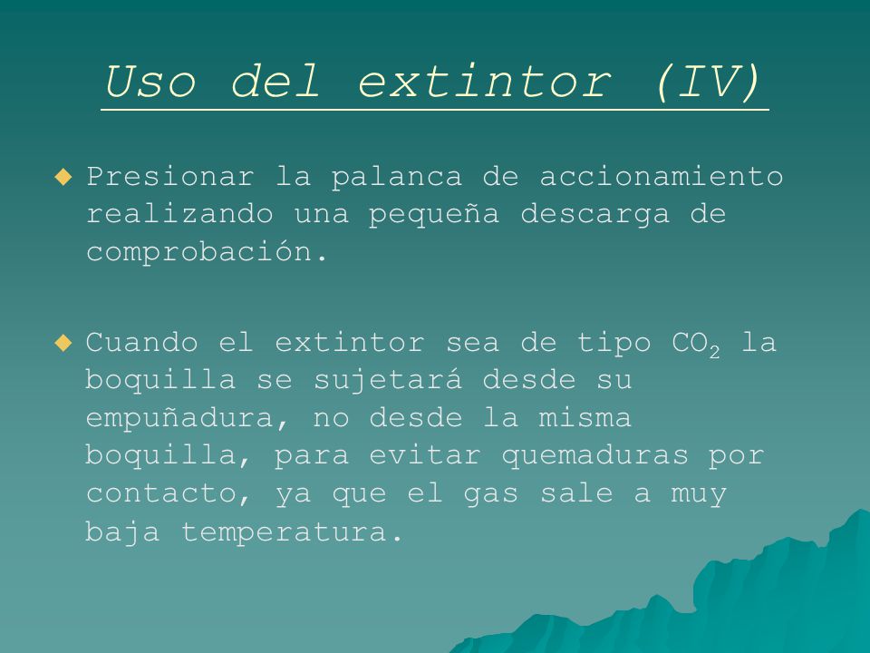Uso del extintor (IV) Presionar la palanca de accionamiento realizando una pequeña descarga de comprobación.