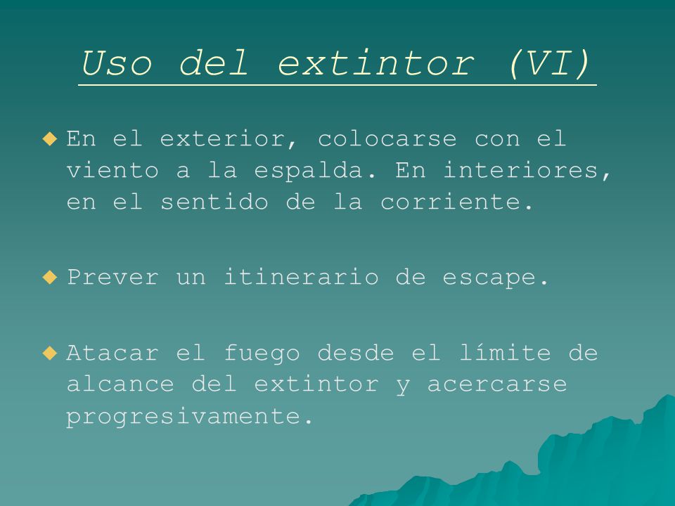 Uso del extintor (VI) En el exterior, colocarse con el viento a la espalda. En interiores, en el sentido de la corriente.