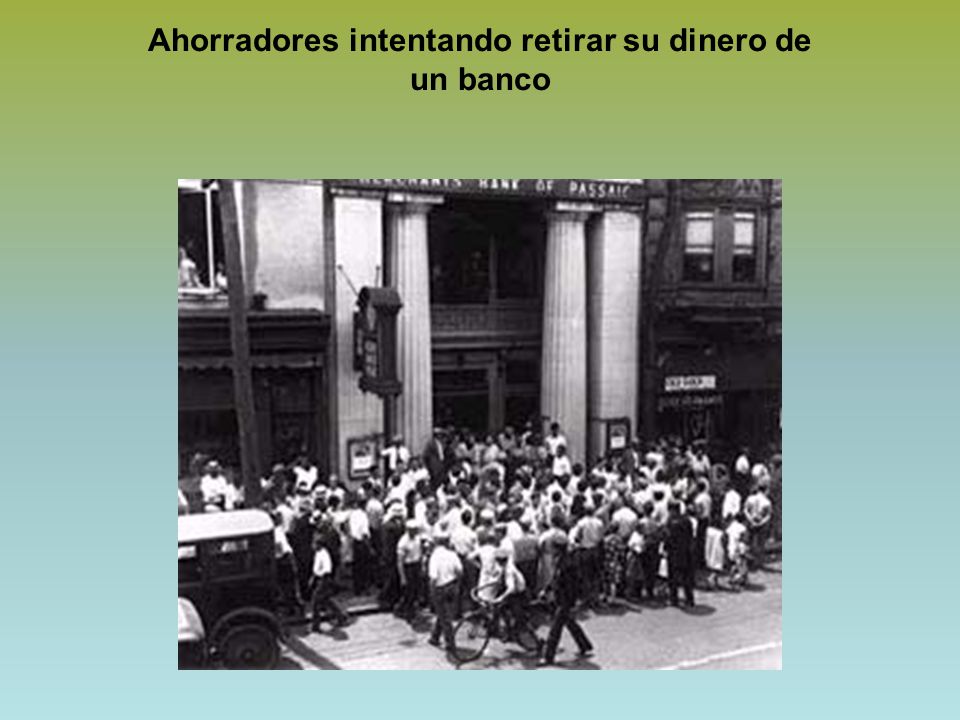 Ahorradores intentando retirar su dinero de un banco