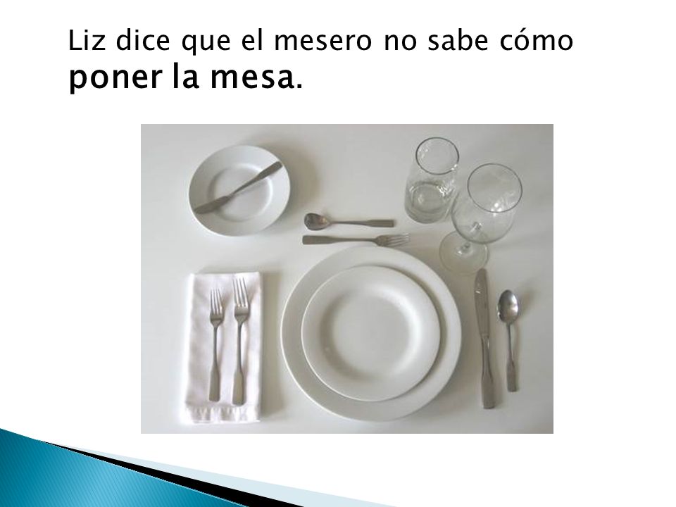 Liz dice que el mesero no sabe cómo poner la mesa.