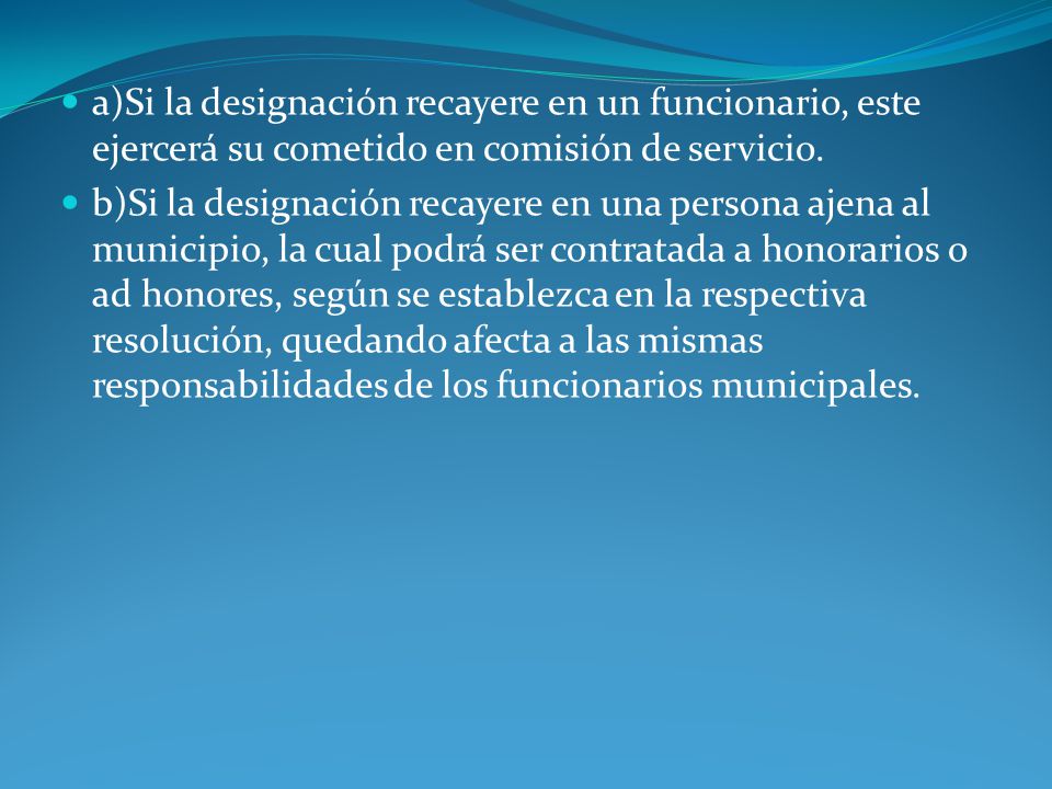 a)Si la designación recayere en un funcionario, este ejercerá su cometido en comisión de servicio.