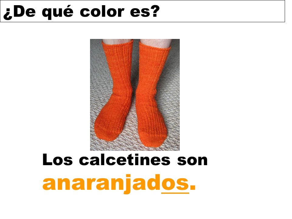 Los calcetines son anaranjados.