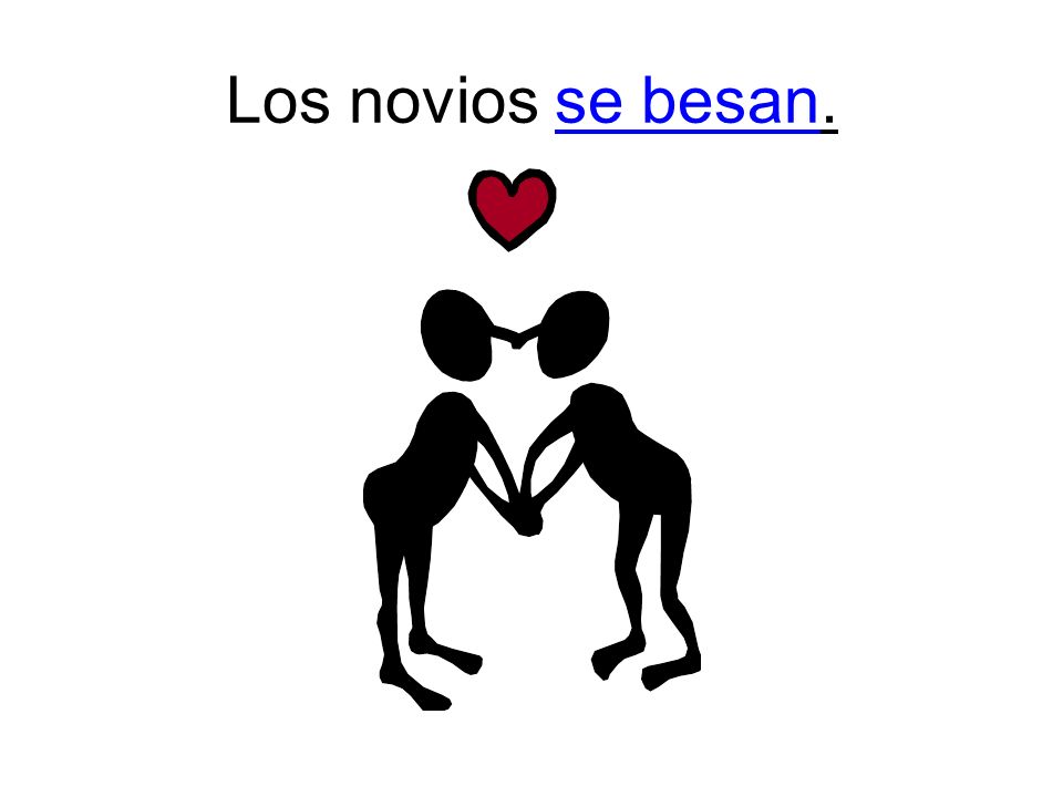 Los novios se besan.