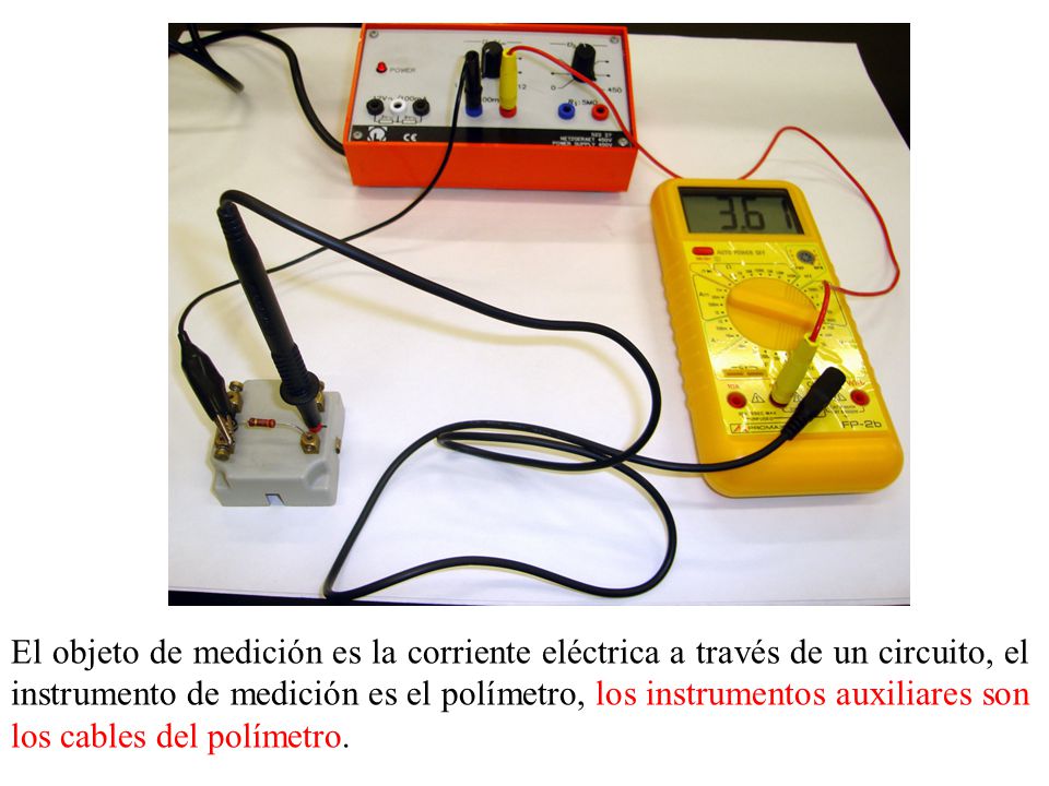 El objeto de medición es la corriente eléctrica a través de un circuito, el instrumento de medición es el polímetro, los instrumentos auxiliares son los cables del polímetro.