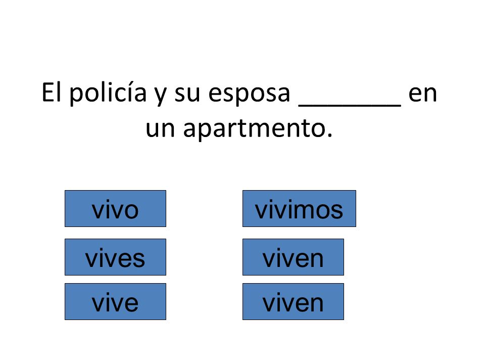 El policía y su esposa _______ en un apartmento.