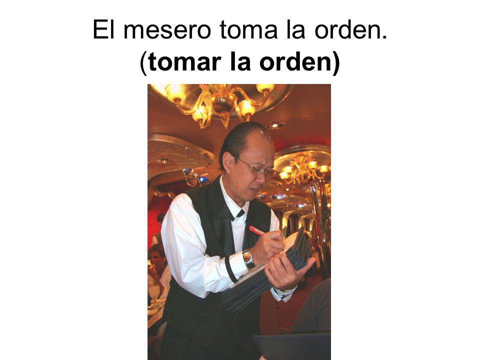 El mesero toma la orden. (tomar la orden)