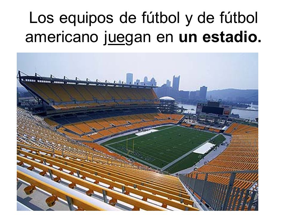 Los equipos de fútbol y de fútbol americano juegan en un estadio.