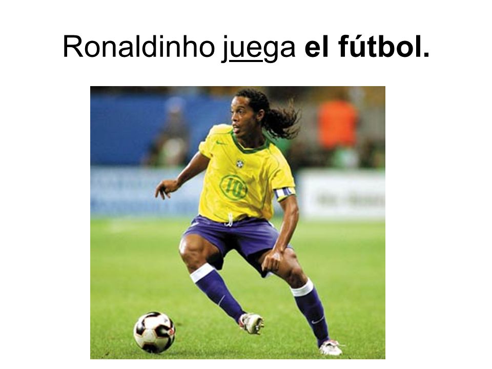 Ronaldinho juega el fútbol.