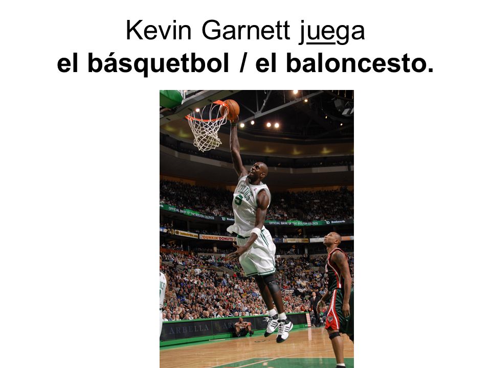 Kevin Garnett juega el básquetbol / el baloncesto.