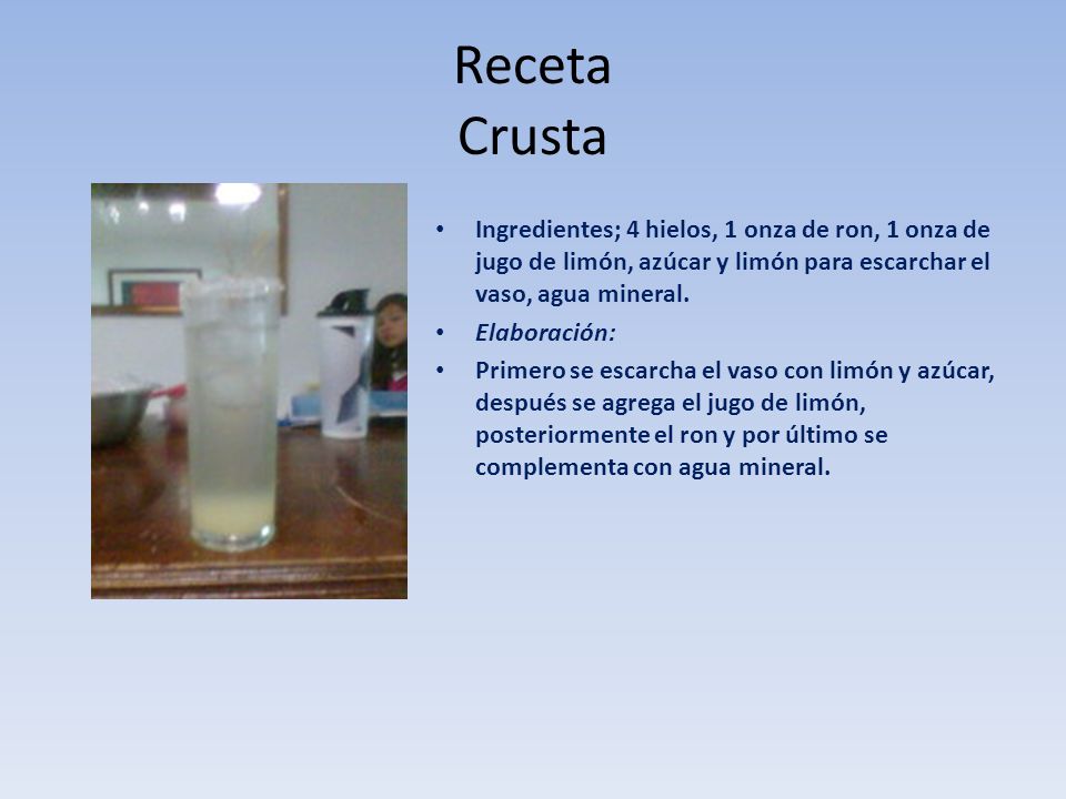 Receta Crusta Ingredientes; 4 hielos, 1 onza de ron, 1 onza de jugo de limón, azúcar y limón para escarchar el vaso, agua mineral.