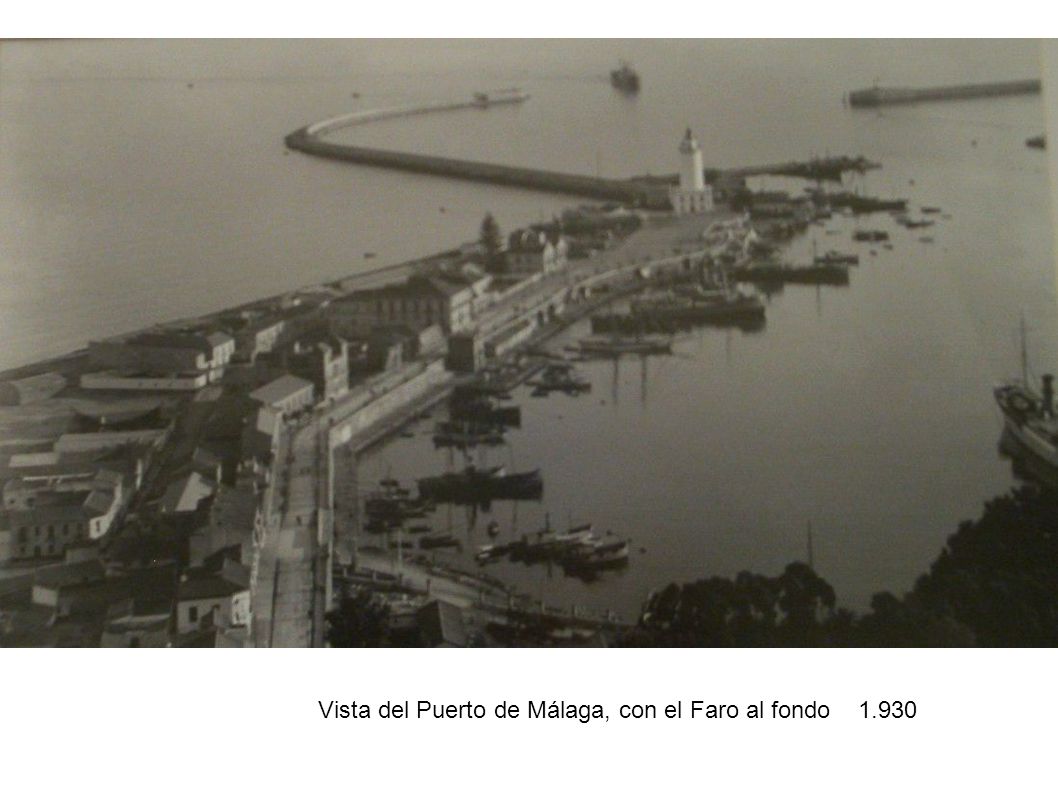 Vista del Puerto de Málaga, con el Faro al fondo 1.930