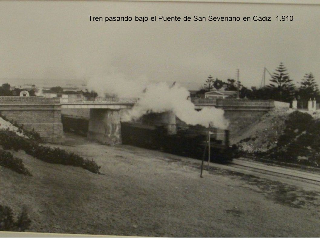 Tren pasando bajo el Puente de San Severiano en Cádiz 1.910