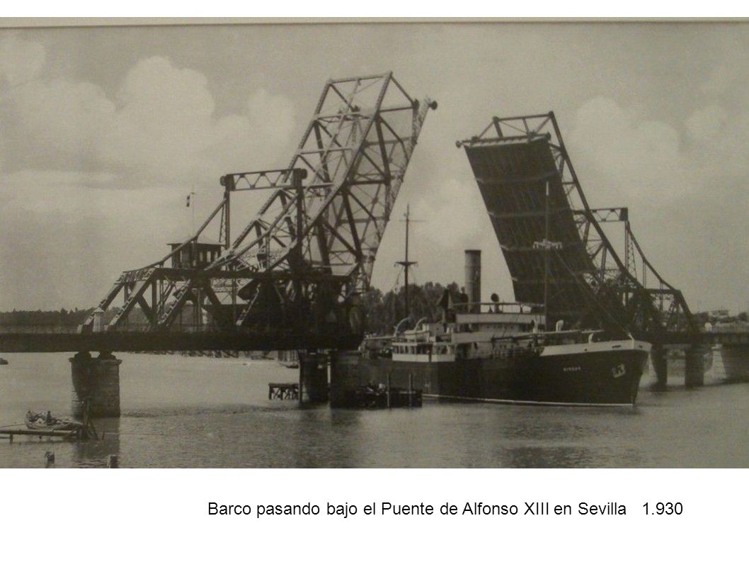 Barco pasando bajo el Puente de Alfonso XIII en Sevilla 1.930