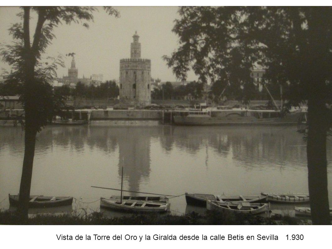 Vista de la Torre del Oro y la Giralda desde la calle Betis en Sevilla 1.930