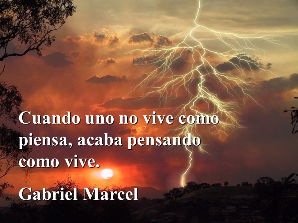 Cuando uno no vive como piensa, acaba pensando como vive.