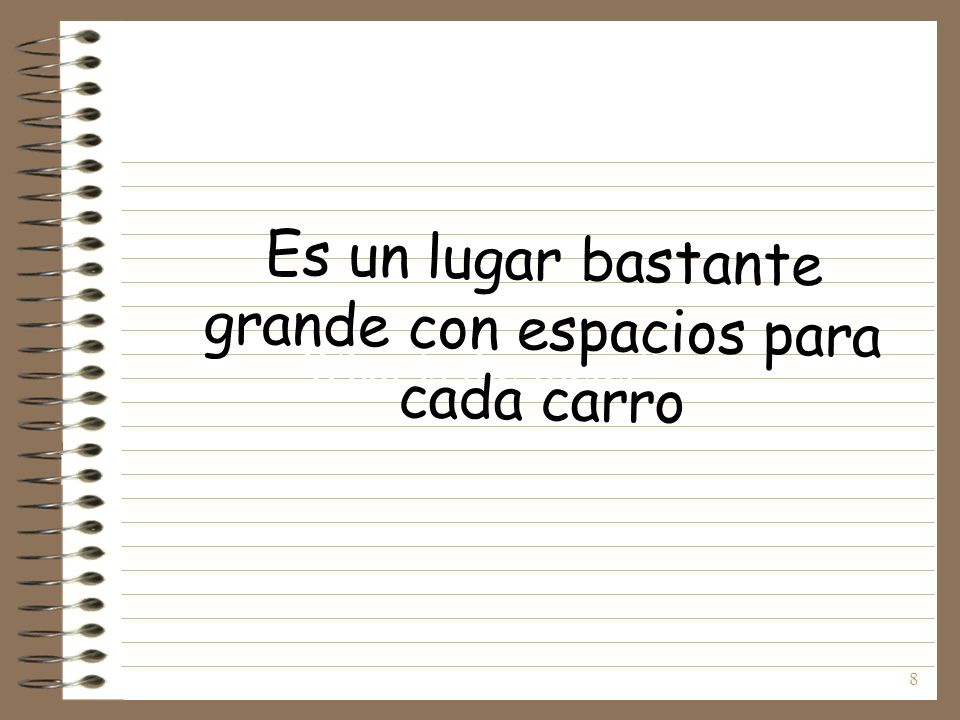 Es un lugar bastante grande con espacios para cada carro