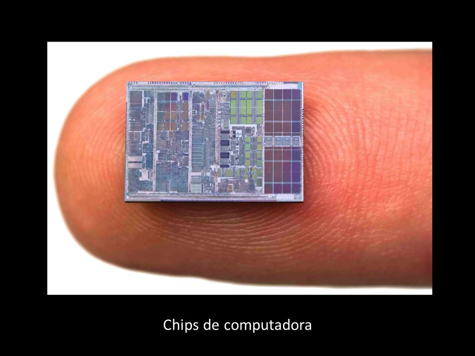 Los circuitos integrados de computadora, más comúnmente conocidos como chips, son un buen ejemplo de nanotecnología que utilizamos diariamente. Actualmente Intel hace chips con pequeñas características que miden alrededor de 30 nm de ancho. ¡Sesenta millones de transistores tan chicos como eso pueden caber en la cabeza de un alfiler! Esto es lo más pequeño a lo que podemos llegar con las técnicas de fabricación actuales. Para hacer chips aún más chicos y más rápidos, necesitaremos nuevas tecnologías.