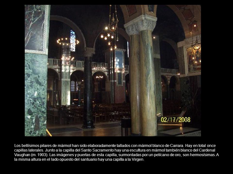 Los bellísimos pilares de mármol han sido elaboradamente tallados con mármol blanco de Carrara.