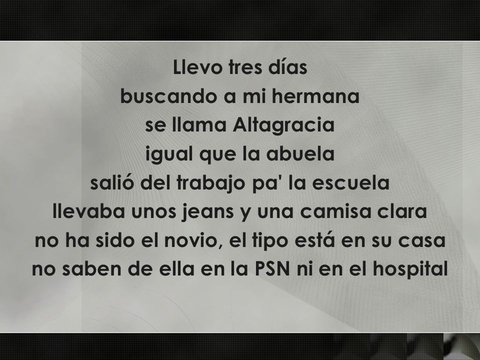 salió del trabajo pa la escuela llevaba unos jeans y una camisa clara