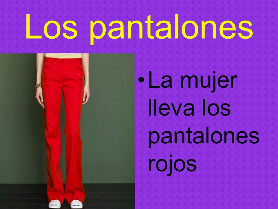 Los pantalones La mujer lleva los pantalones rojos