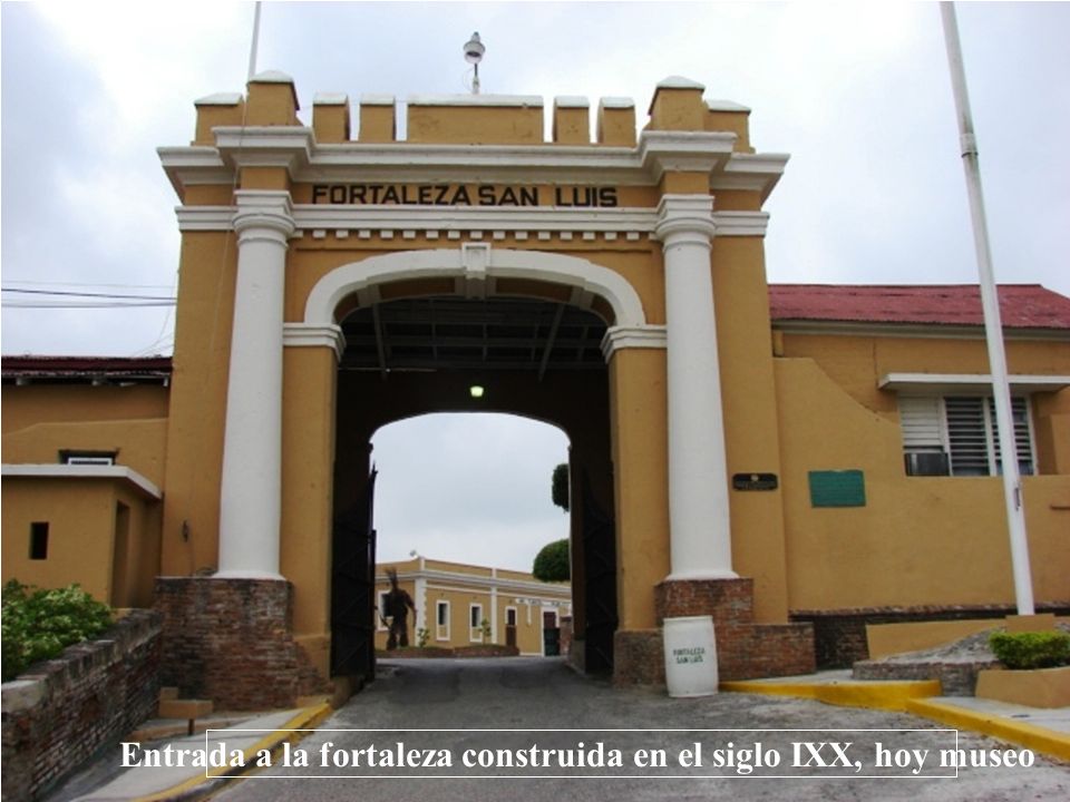 Entrada a la fortaleza construida en el siglo IXX, hoy museo