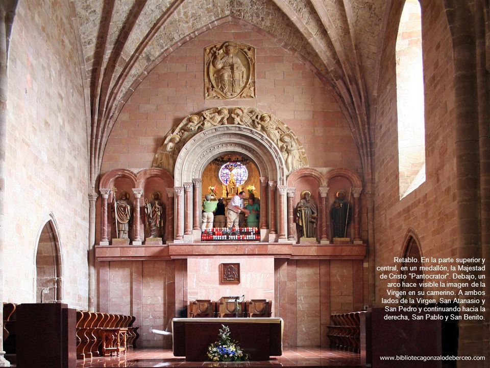 Retablo. En la parte superior y central, en un medallón, la Majestad de Cristo Pantocrator .