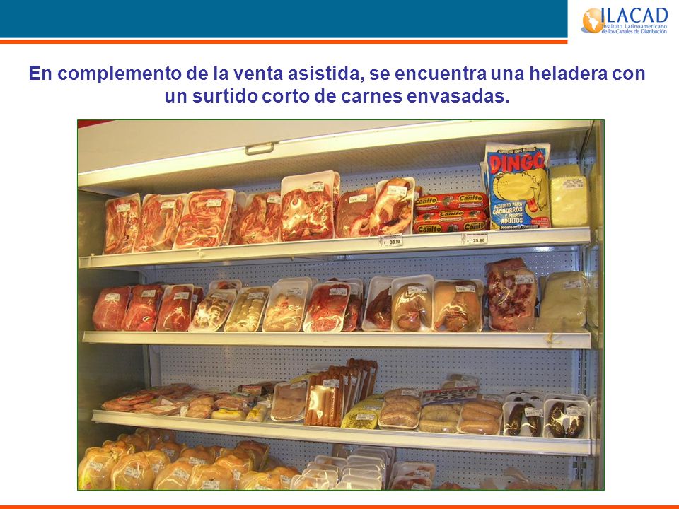 En complemento de la venta asistida, se encuentra una heladera con un surtido corto de carnes envasadas.