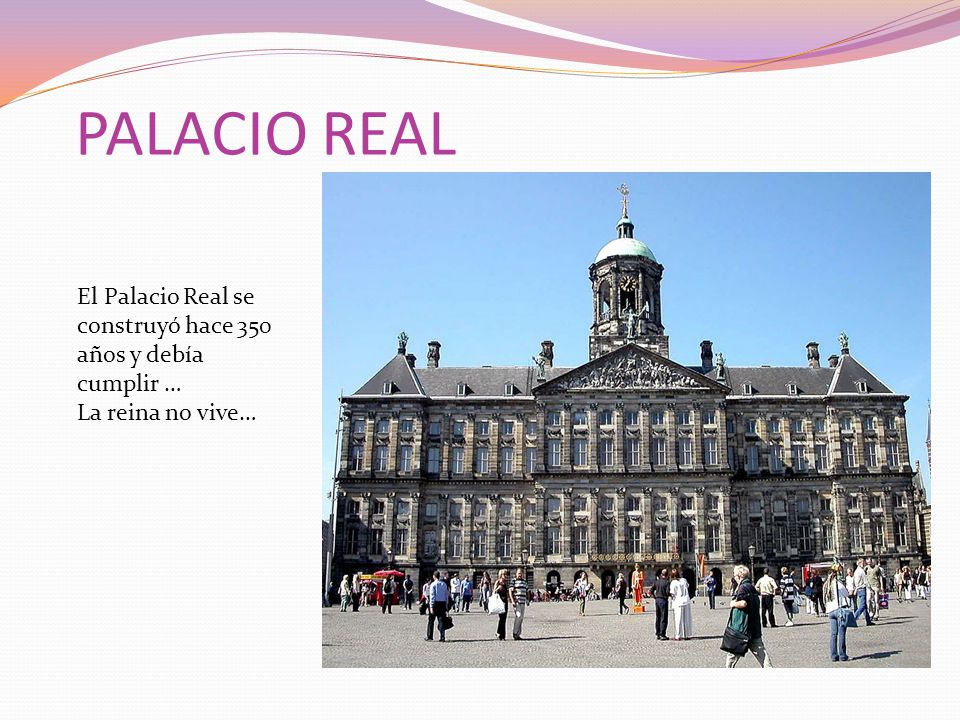 PALACIO REAL El Palacio Real se construyó hace 350 años y debía cumplir … La reina no vive…
