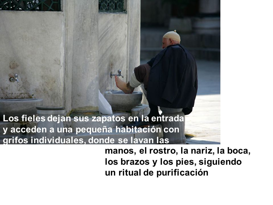 Los fieles dejan sus zapatos en la entrada y acceden a una pequeña habitación con grifos individuales, donde se lavan las