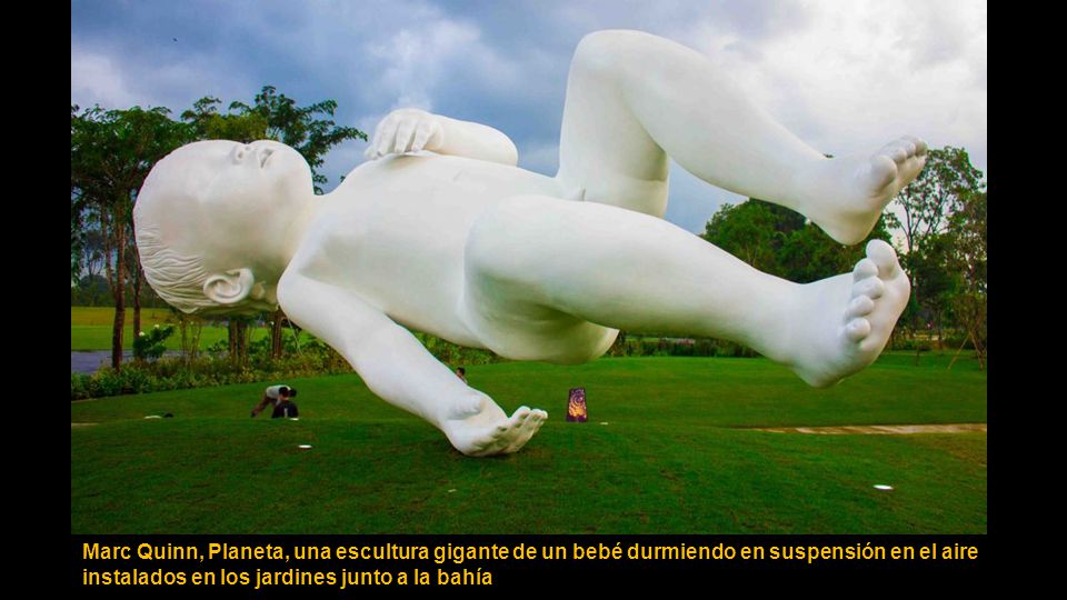 Marc Quinn, Planeta, una escultura gigante de un bebé durmiendo en suspensión en el aire instalados en los jardines junto a la bahía