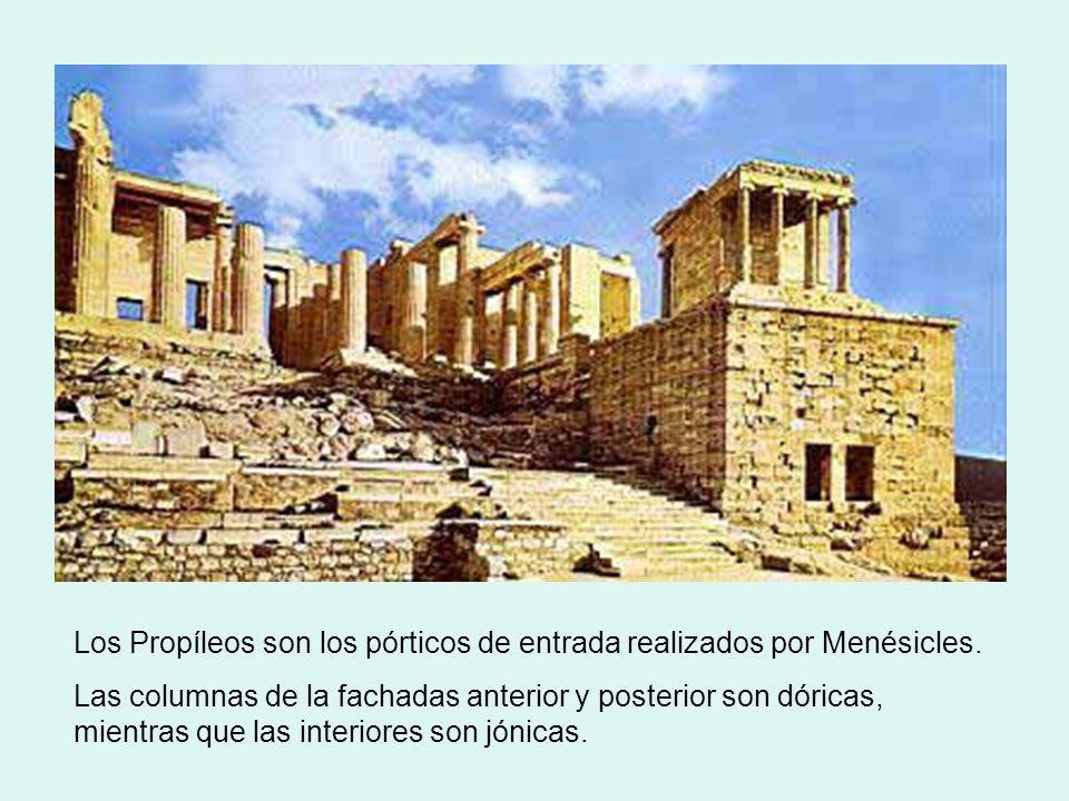 Los Propíleos son los pórticos de entrada realizados por Menésicles.