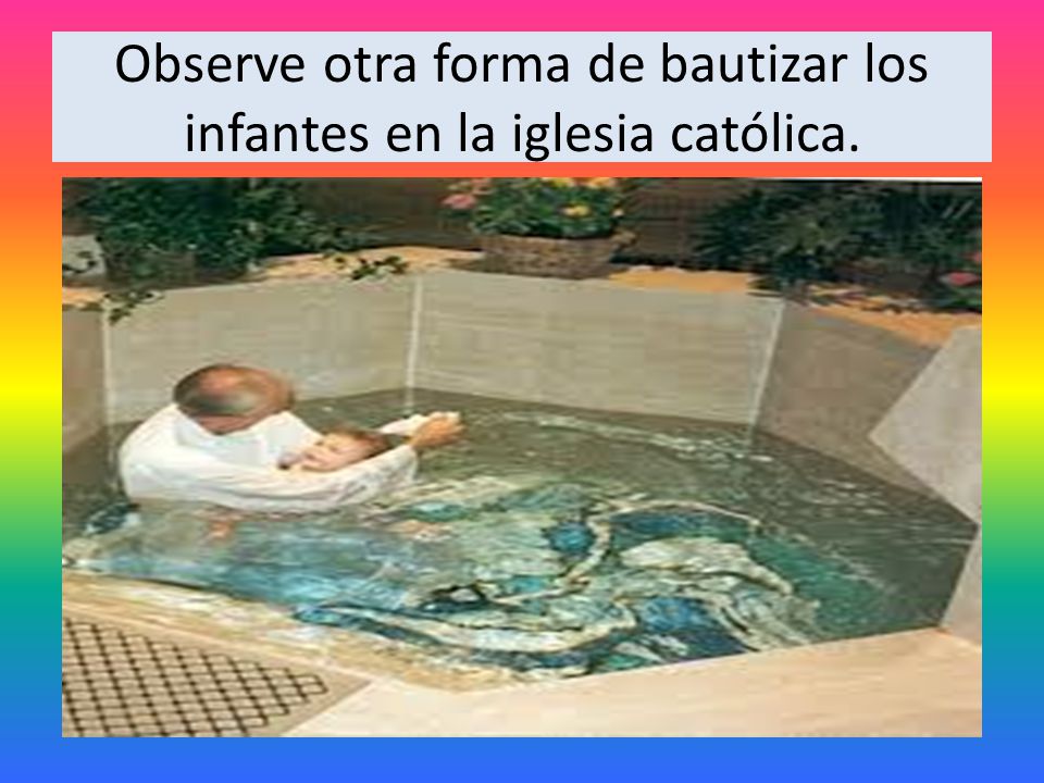 Observe otra forma de bautizar los infantes en la iglesia católica.