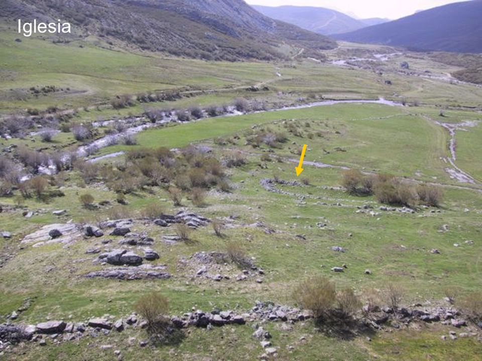 Iglesia Esta imagen esta tomada desde lo alto de la roca.