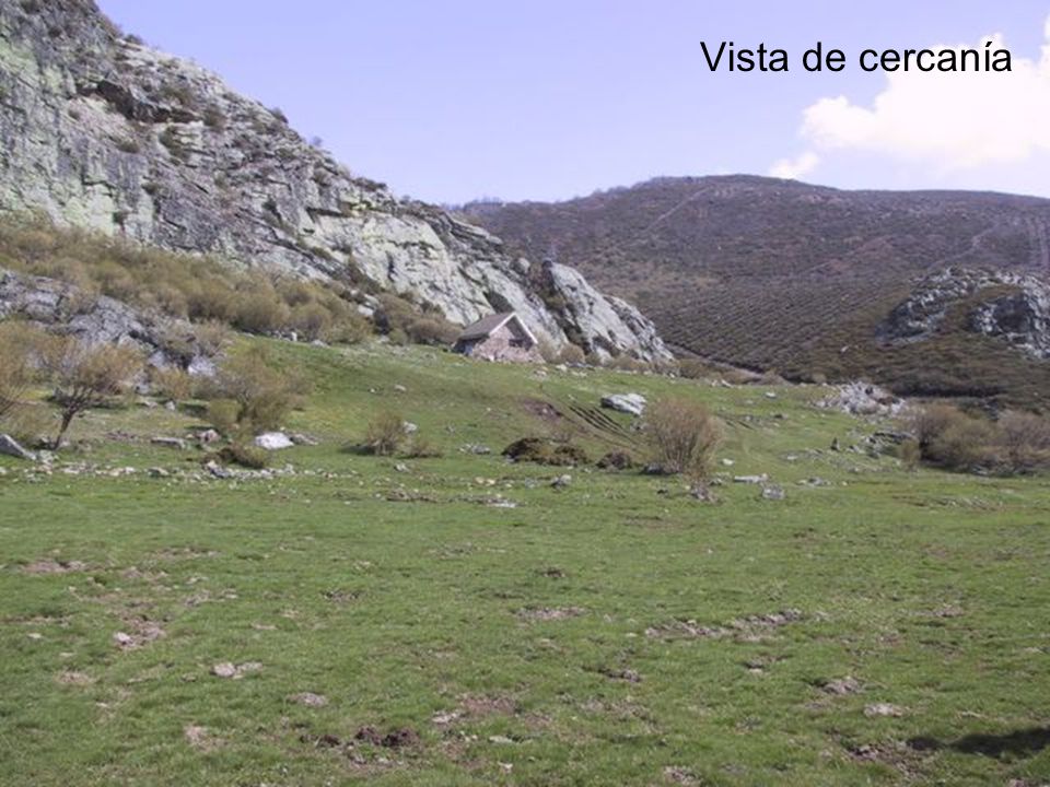 Vista de cercanía Es una fotografía del solar del antiguo pueblo tomada desde menos distancia.
