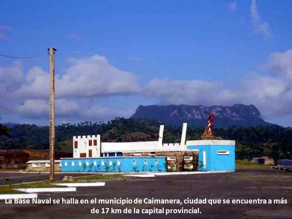 La Base Naval se halla en el municipio de Caimanera, ciudad que se encuentra a más de 17 km de la capital provincial.