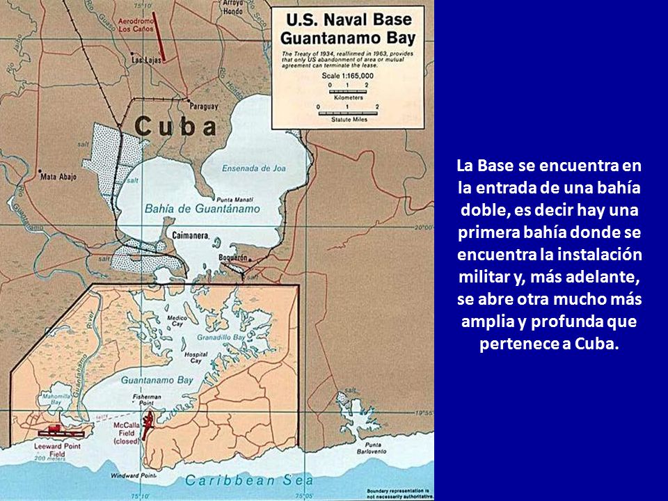La Base se encuentra en la entrada de una bahía doble, es decir hay una primera bahía donde se encuentra la instalación militar y, más adelante, se abre otra mucho más amplia y profunda que pertenece a Cuba.