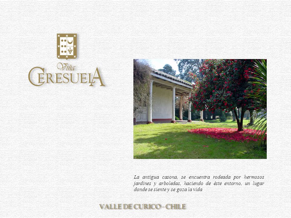 La antigua casona, se encuentra rodeada por hermosos jardines y arboledas, haciendo de éste entorno, un lugar donde se siente y se goza la vida