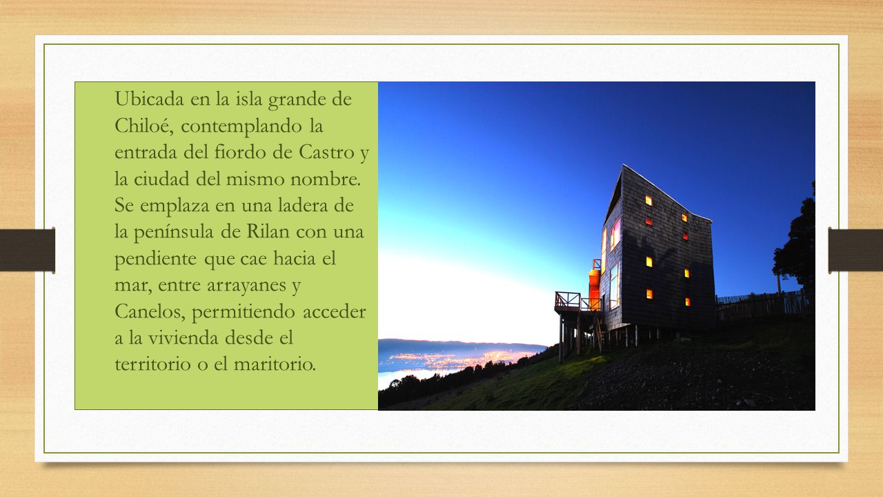 Ubicada en la isla grande de Chiloé, contemplando la entrada del fiordo de Castro y la ciudad del mismo nombre.