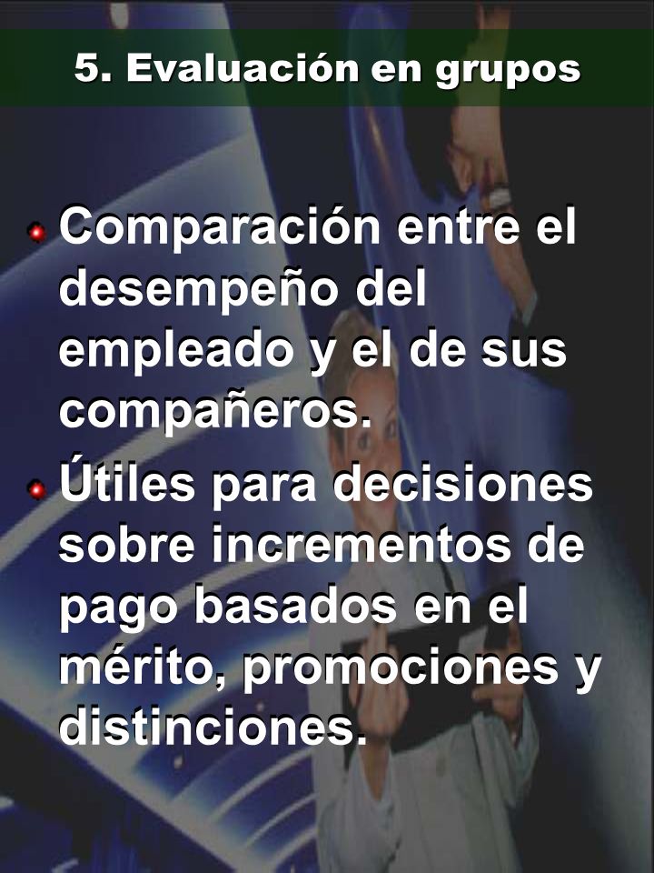 Comparación entre el desempeño del empleado y el de sus compañeros.