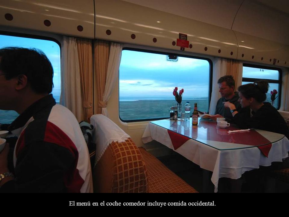 El menú en el coche comedor incluye comida occidental.