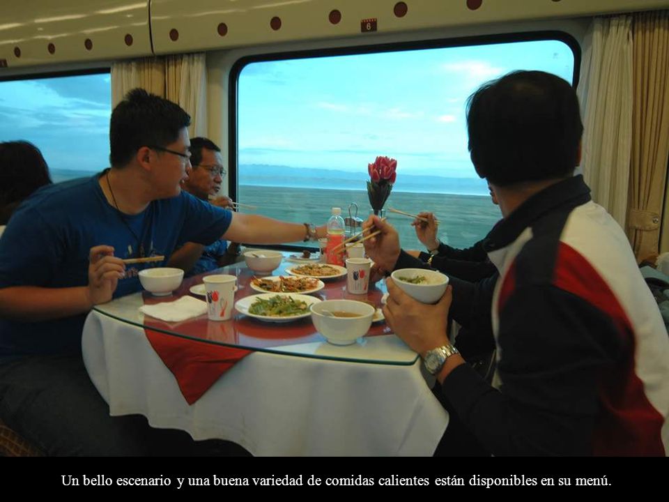 Un bello escenario y una buena variedad de comidas calientes están disponibles en su menú.
