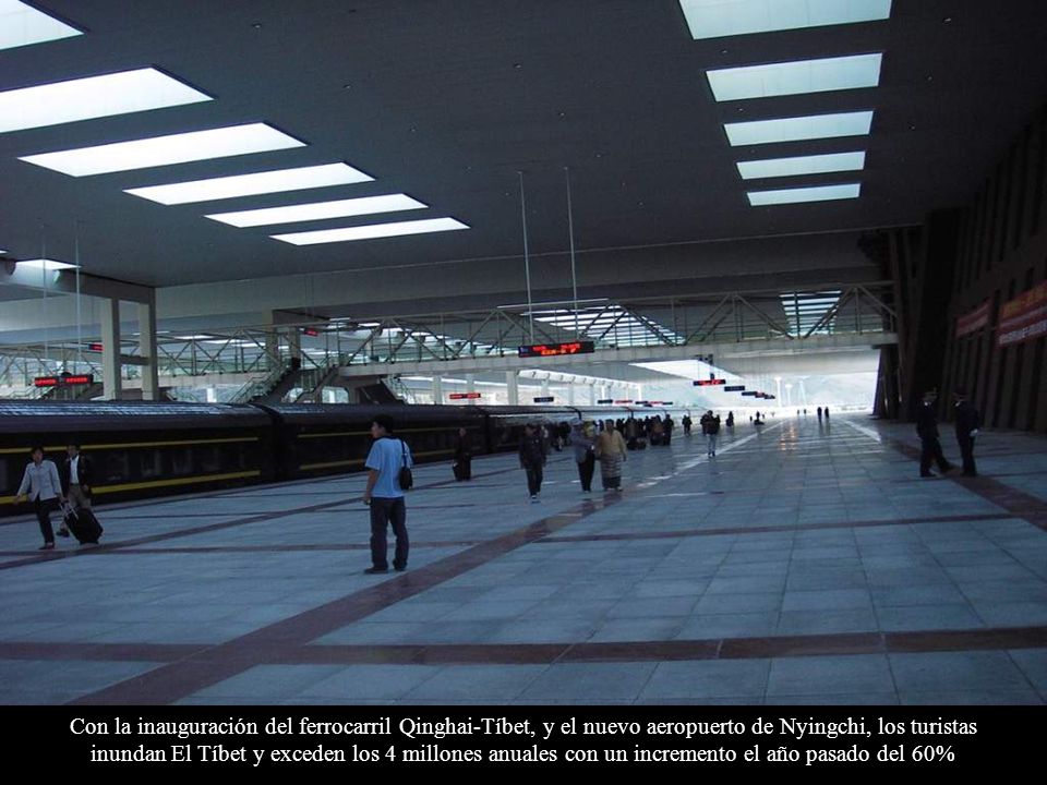Con la inauguración del ferrocarril Qinghai-Tíbet, y el nuevo aeropuerto de Nyingchi, los turistas inundan El Tíbet y exceden los 4 millones anuales con un incremento el año pasado del 60%