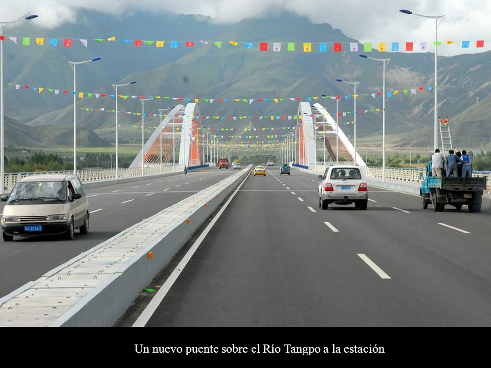 Un nuevo puente sobre el Río Tangpo a la estación